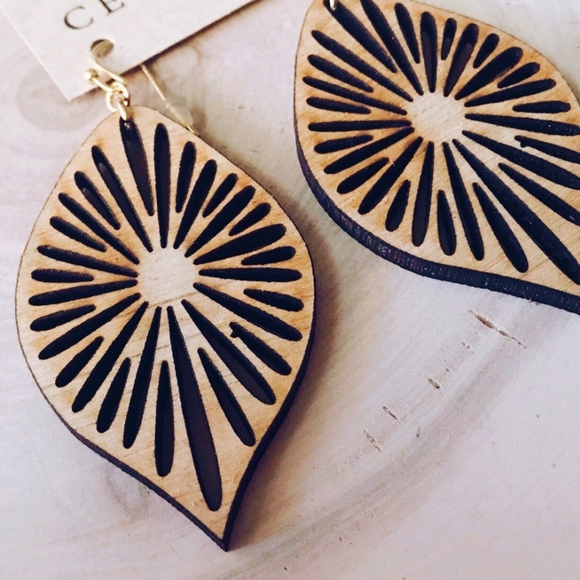 ‼️BOGO SALE‼️*NEW* Cecelia Jewerly Feather Wood Engraved Earrings - Picture 2 of 2